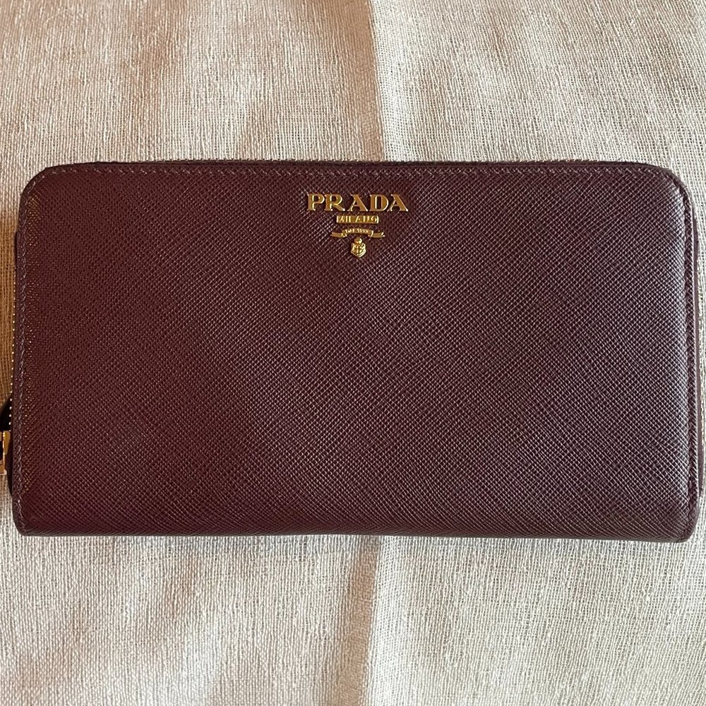 LIKE NEW! Authentic Prada Wallet